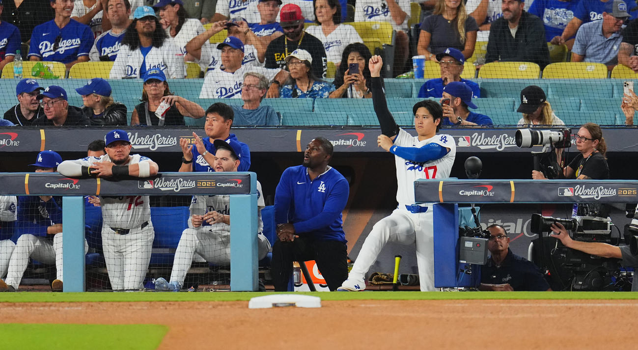 ドジャース対ブルージェイズ　9回、味方の攻撃を見守るドジャース大谷（右端）（撮影・菅敏）