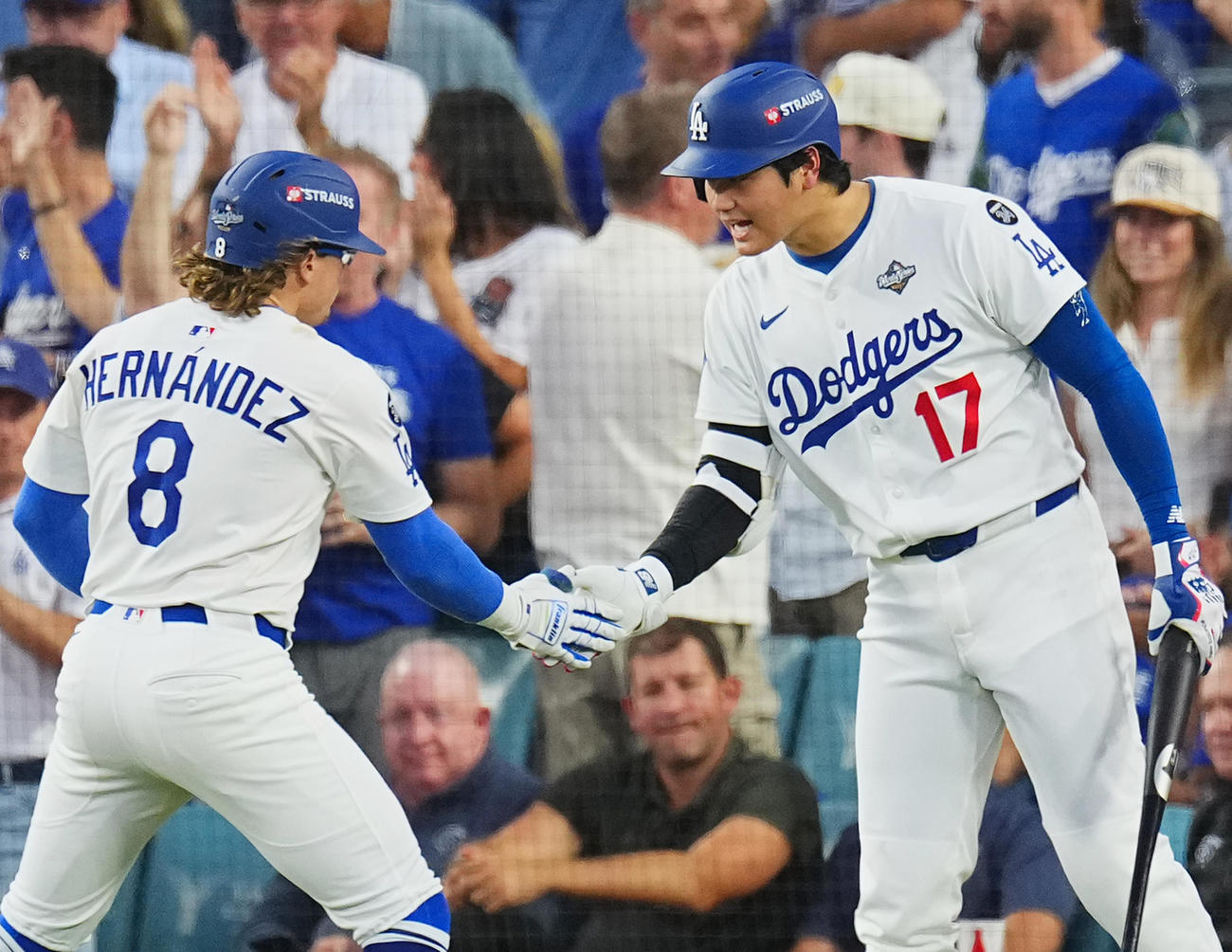 ドジャース対ブルージェイズ　3回裏ドジャース1死、ソロ本塁打を放ったK・ヘルナンデス（左）をタッチで迎える大谷（撮影・菅敏）