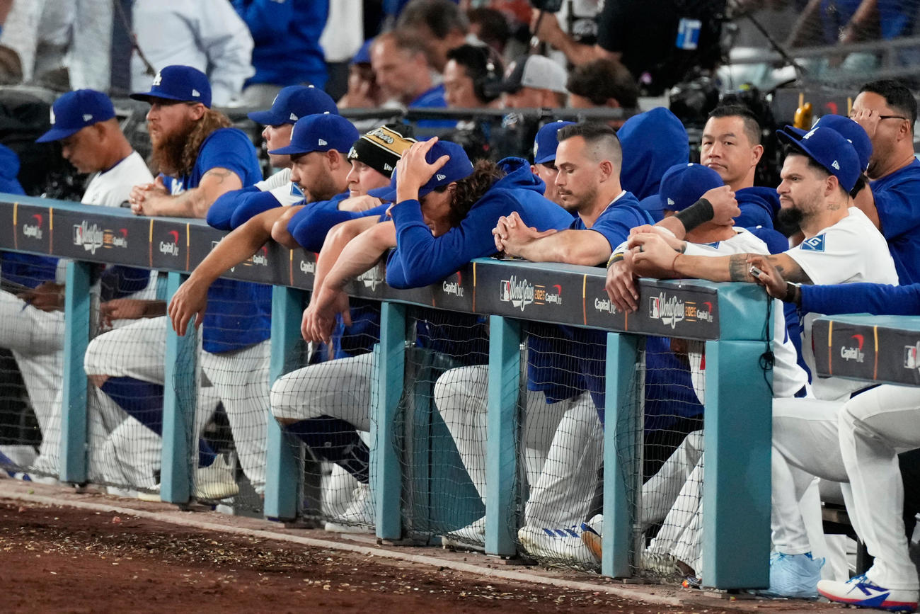 ブルージェイズに敗れ肩を落とすドジャースナイン（AP）