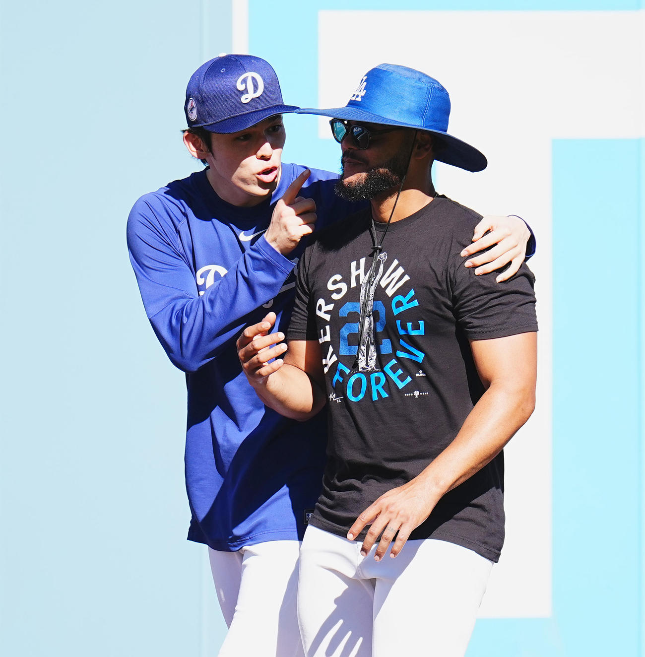 ドジャース対ブルージェイズ　試合前の練習中に同僚と肩を組んで話すドジャース佐々木（撮影・菅敏）