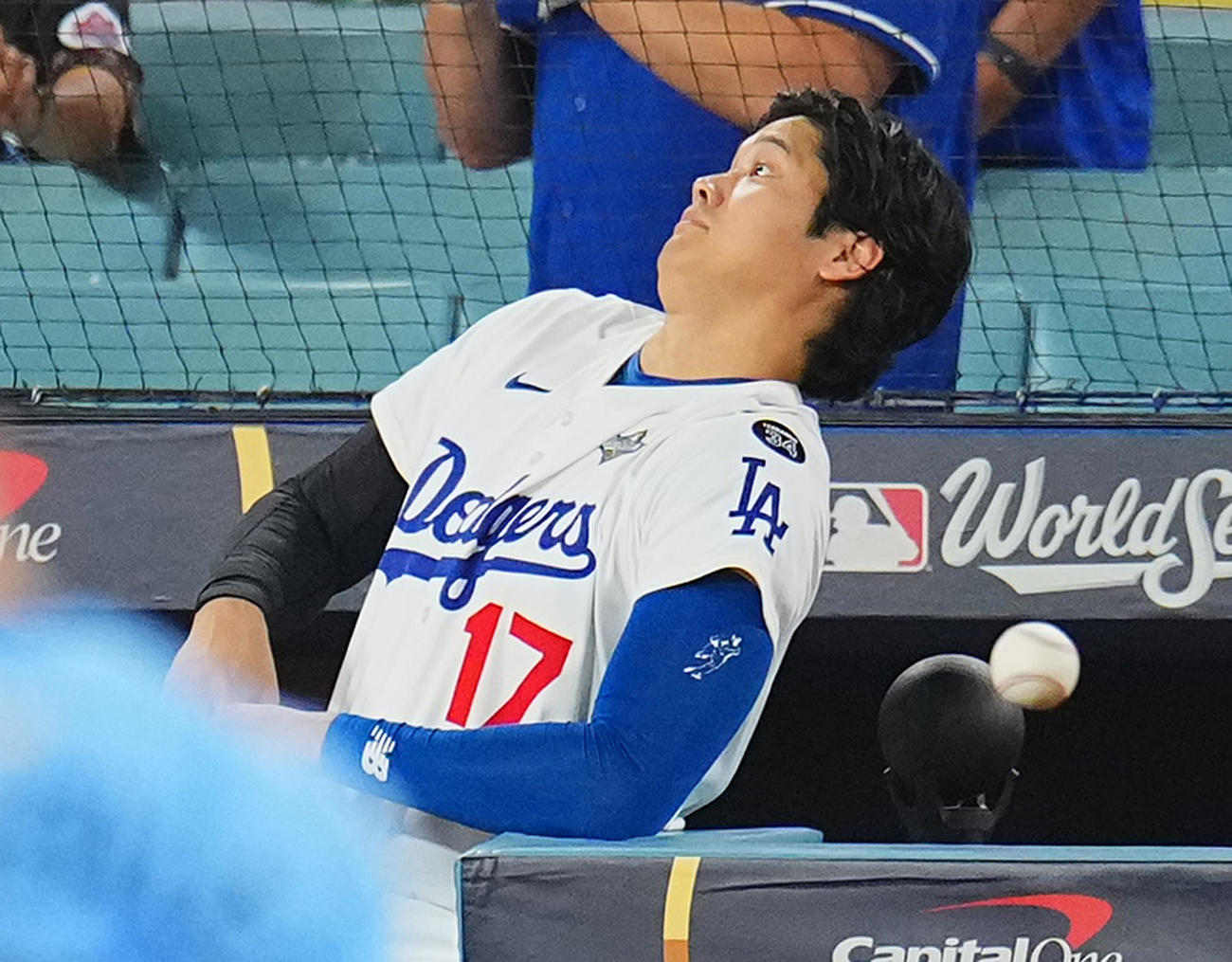 ドジャース対ブルージェイズ　9回、ファウルボールを避けるドジャース大谷（撮影・菅敏）