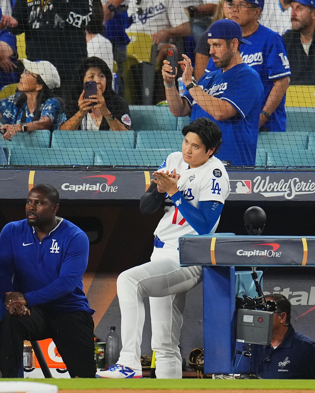 ドジャース対ブルージェイズ　9回、味方の攻撃を見守るドジャース大谷（撮影・菅敏）