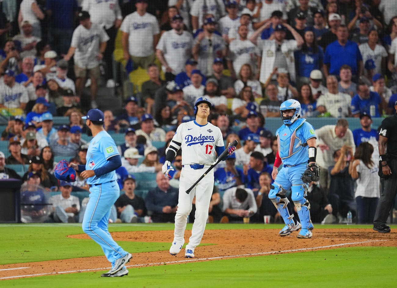 ドジャース対ブルージェイズ　8回裏ドジャース2死一塁、一ゴロに倒れる大谷（撮影・菅敏）