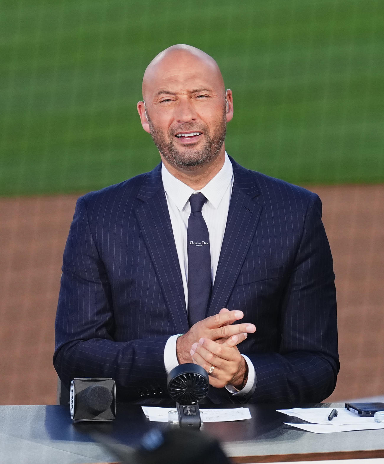 ワールドシリーズ第5戦、ドジャース対ブルージェイズ　試合前、テレビに出演するデレク・ジーター氏（撮影・菅敏）