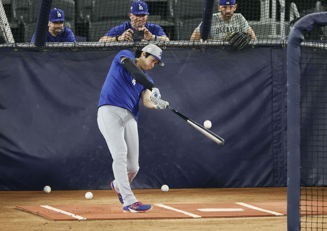 グラウンドで打撃練習するドジャース大谷（共同）