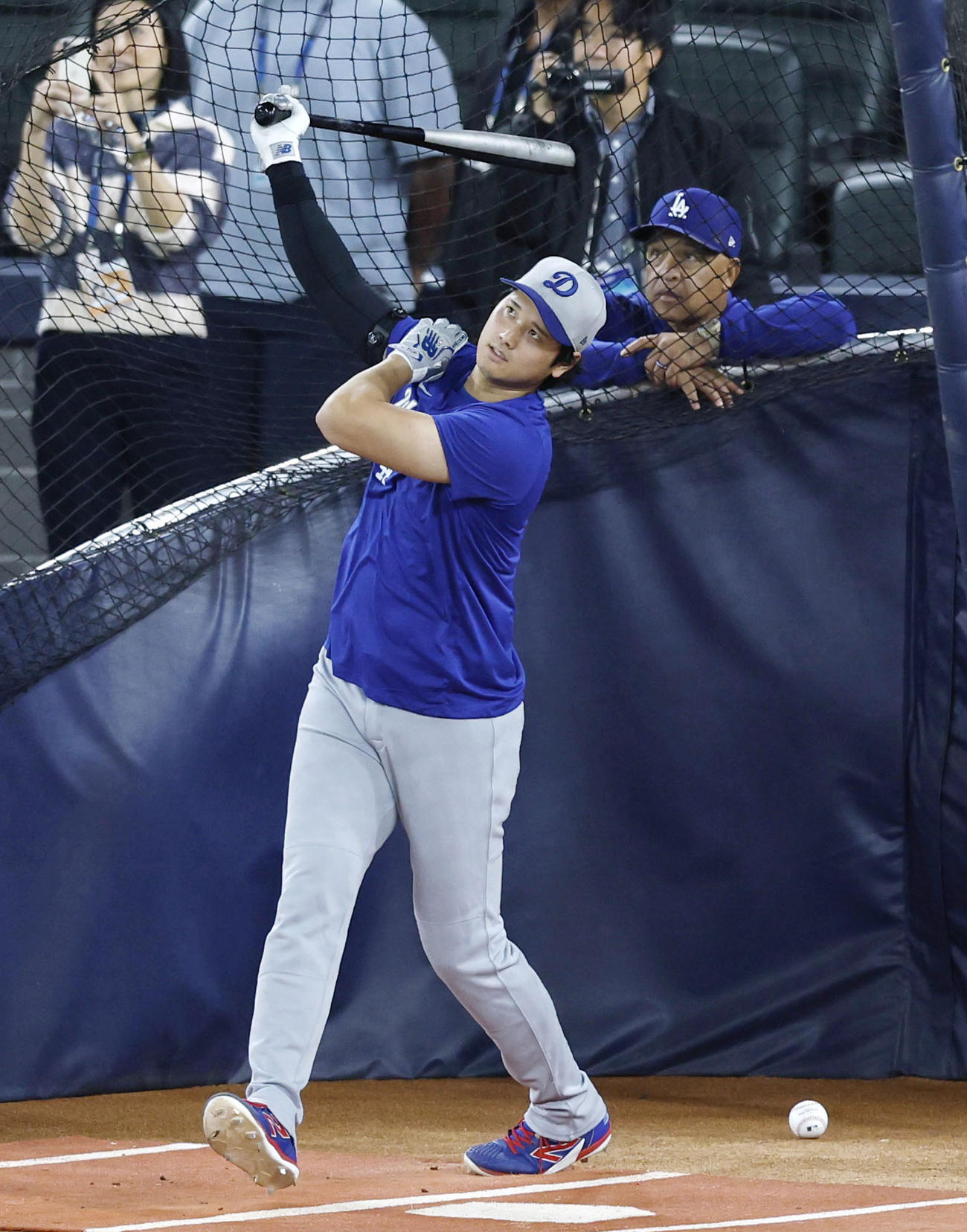 グラウンドで打撃練習するドジャース大谷。右はロバーツ監督（共同）