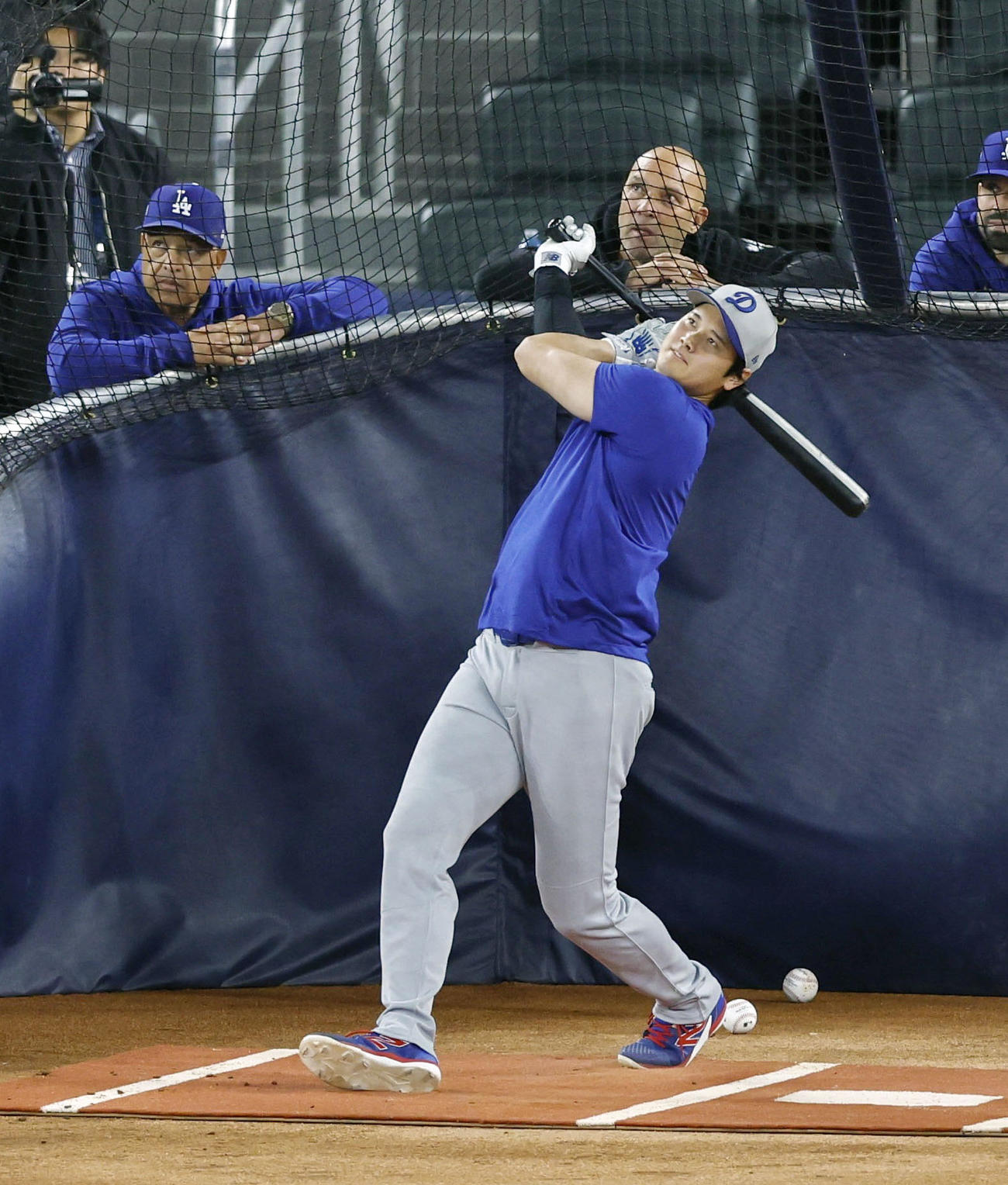 グラウンドで打撃練習するドジャース大谷。左はロバーツ監督（共同）