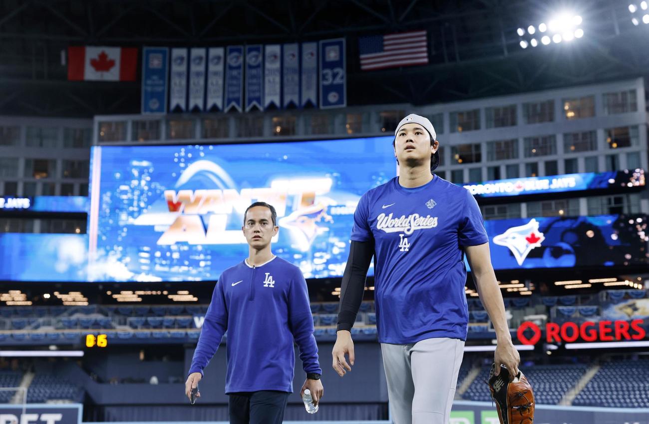 キャッチボールを終えたドジャース大谷（右）（共同）