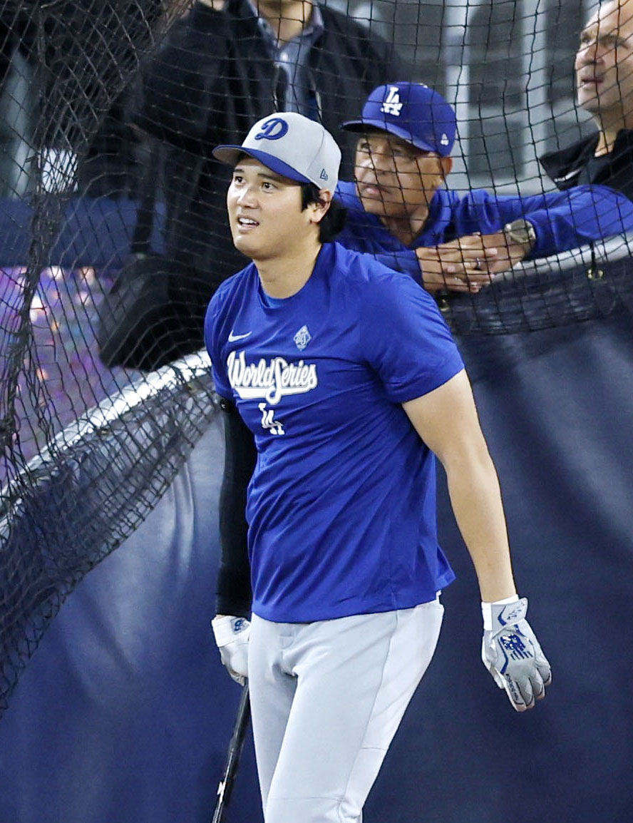 グラウンドで打撃練習するドジャース大谷。奥はロバーツ監督（共同）