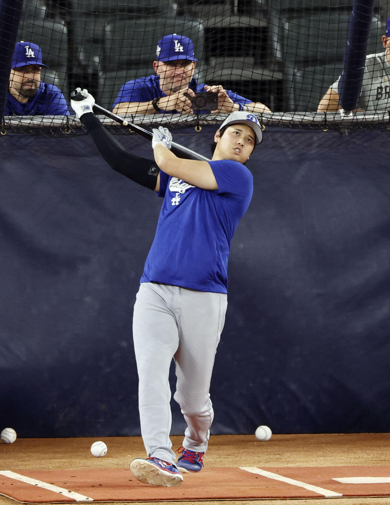 グラウンドで打撃練習するドジャース大谷（共同）