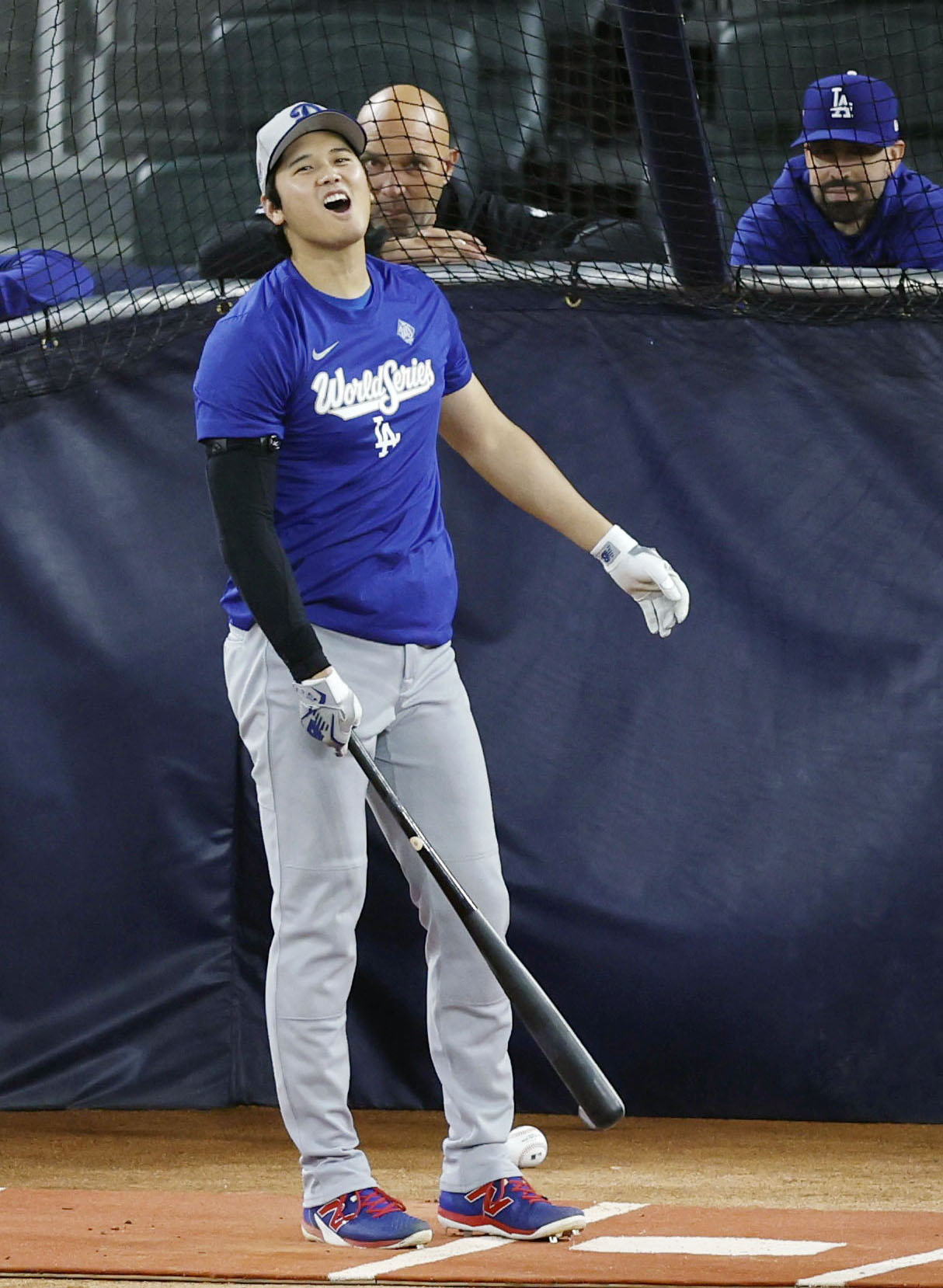 グラウンドで打撃練習するドジャース大谷（共同）