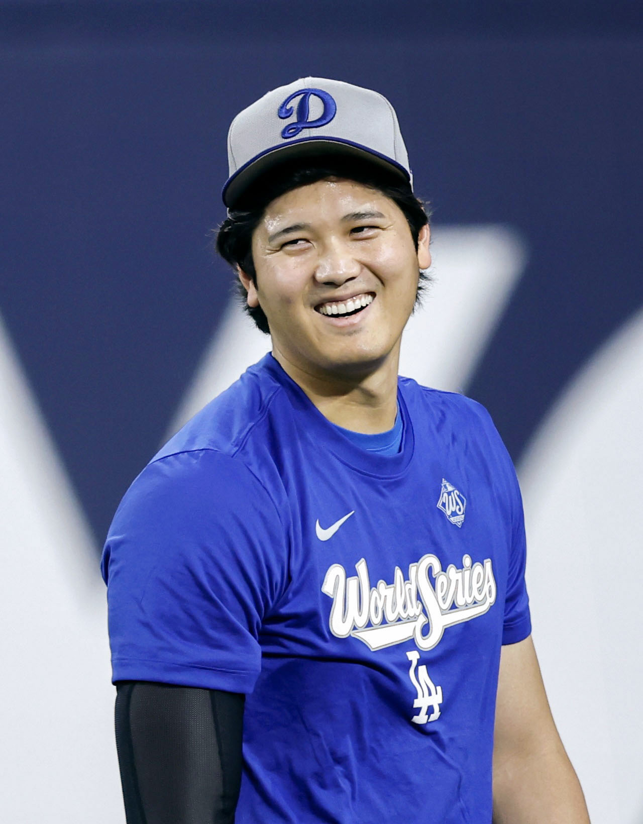 キャッチボール中に笑顔のドジャース大谷（共同）
