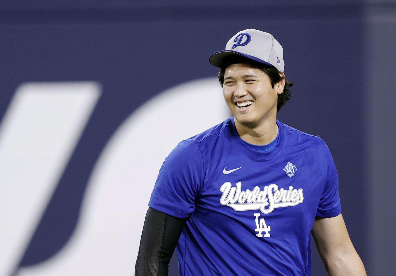キャッチボール中に笑顔のドジャース大谷（共同）