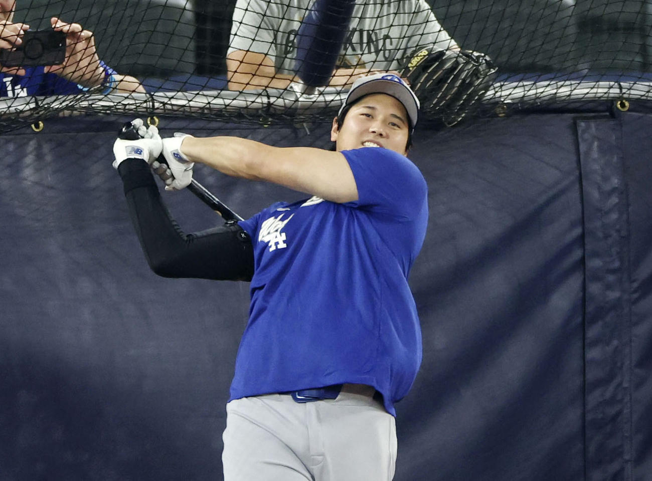 グラウンドで打撃練習するドジャース大谷（共同）