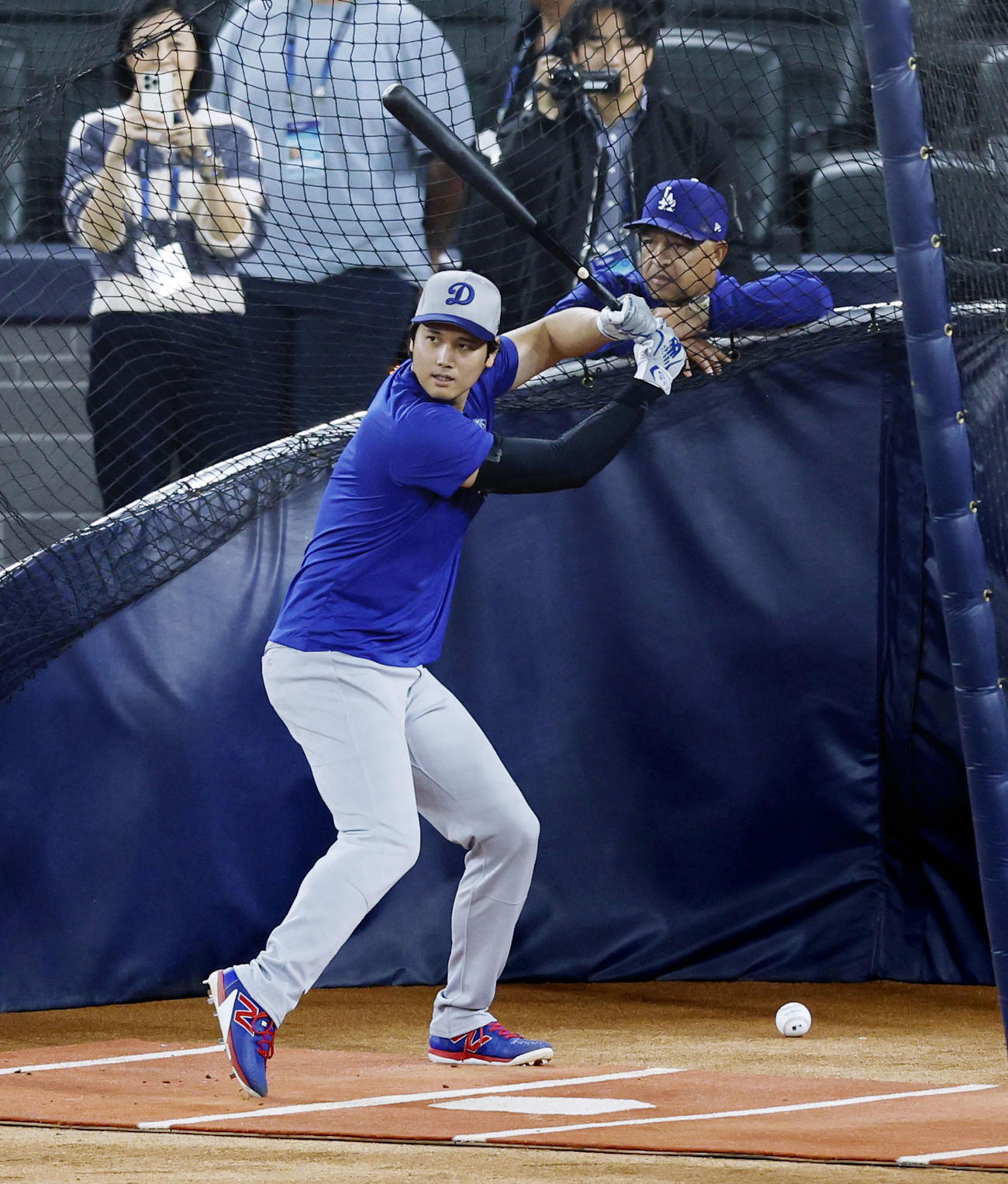 グラウンドで打撃練習するドジャース大谷。右はロバーツ監督（共同）