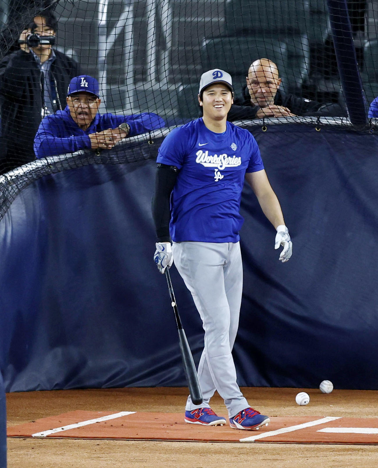 グラウンドで打撃練習するドジャース大谷。左はロバーツ監督（共同）