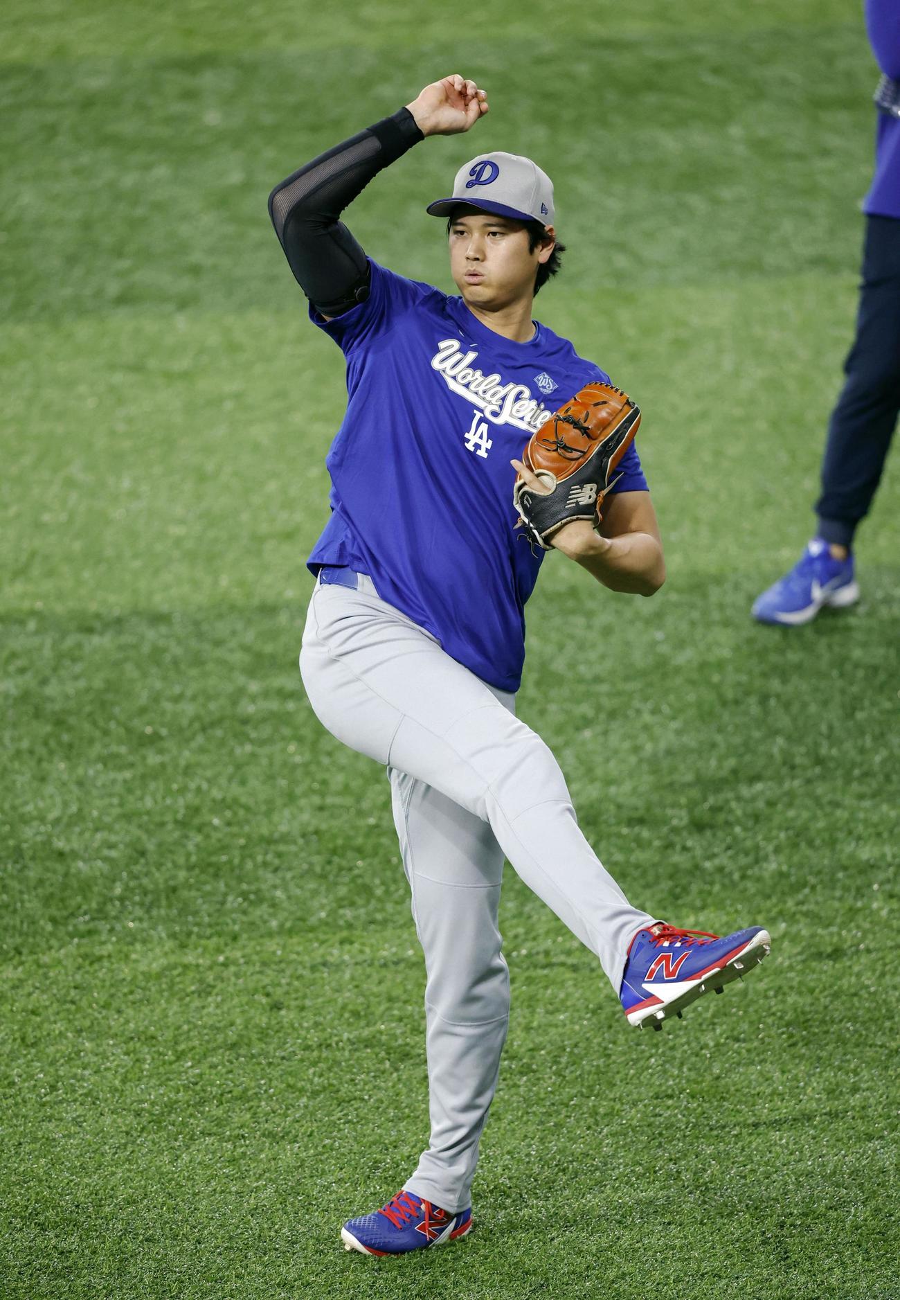 キャッチボールするドジャース大谷（共同）