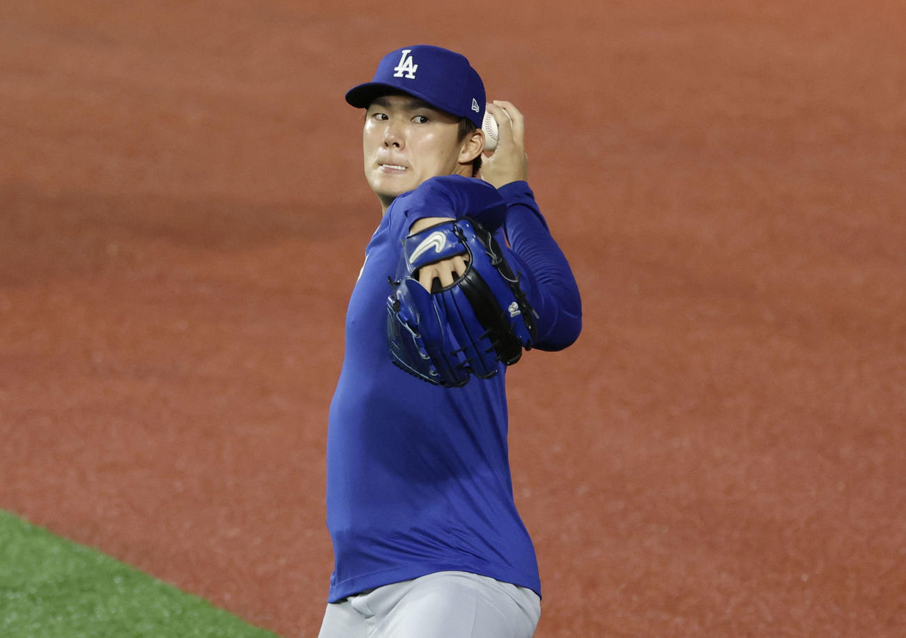キャッチボールするドジャース山本＝トロント（共同）