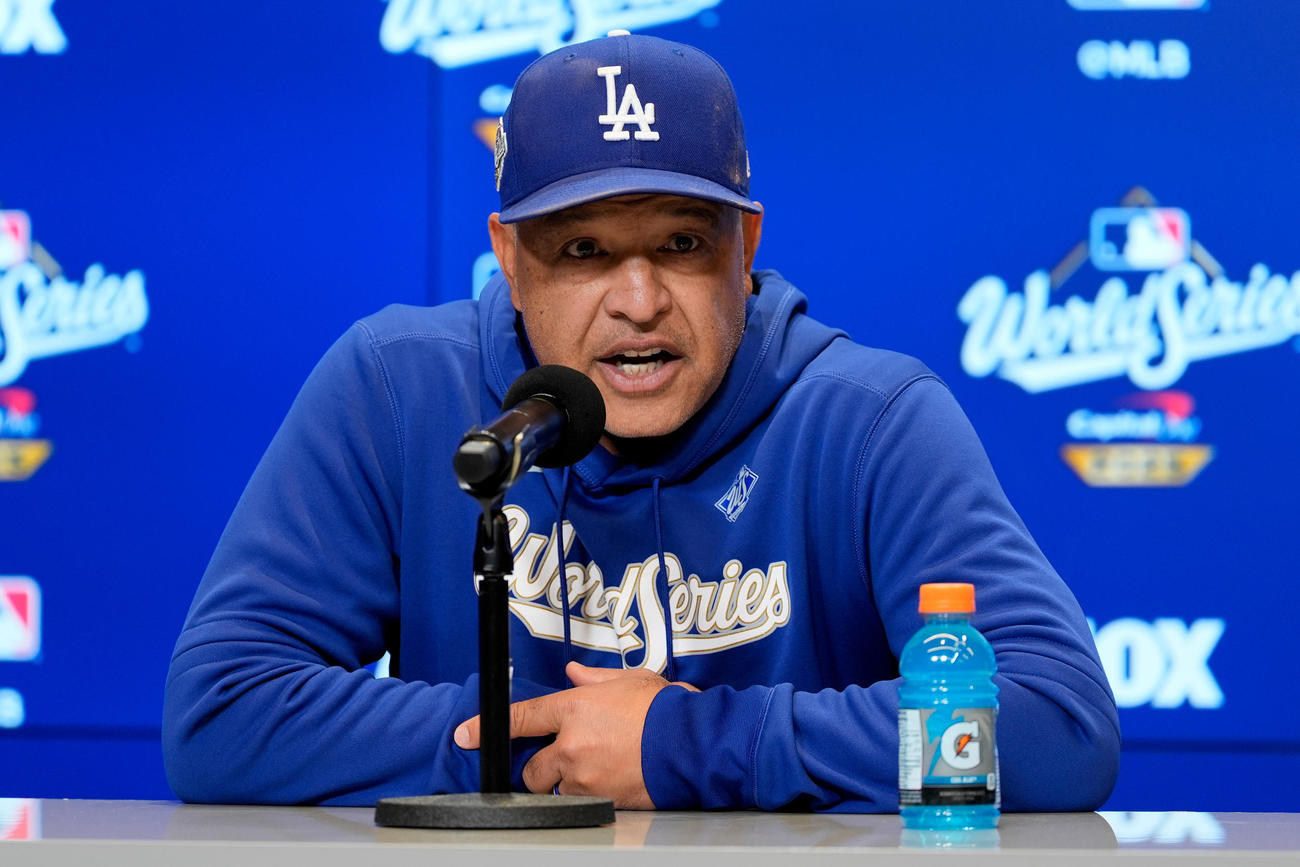 ワールドシリーズ第6戦の試合前、会見するドジャース・ロバーツ監督（AP）