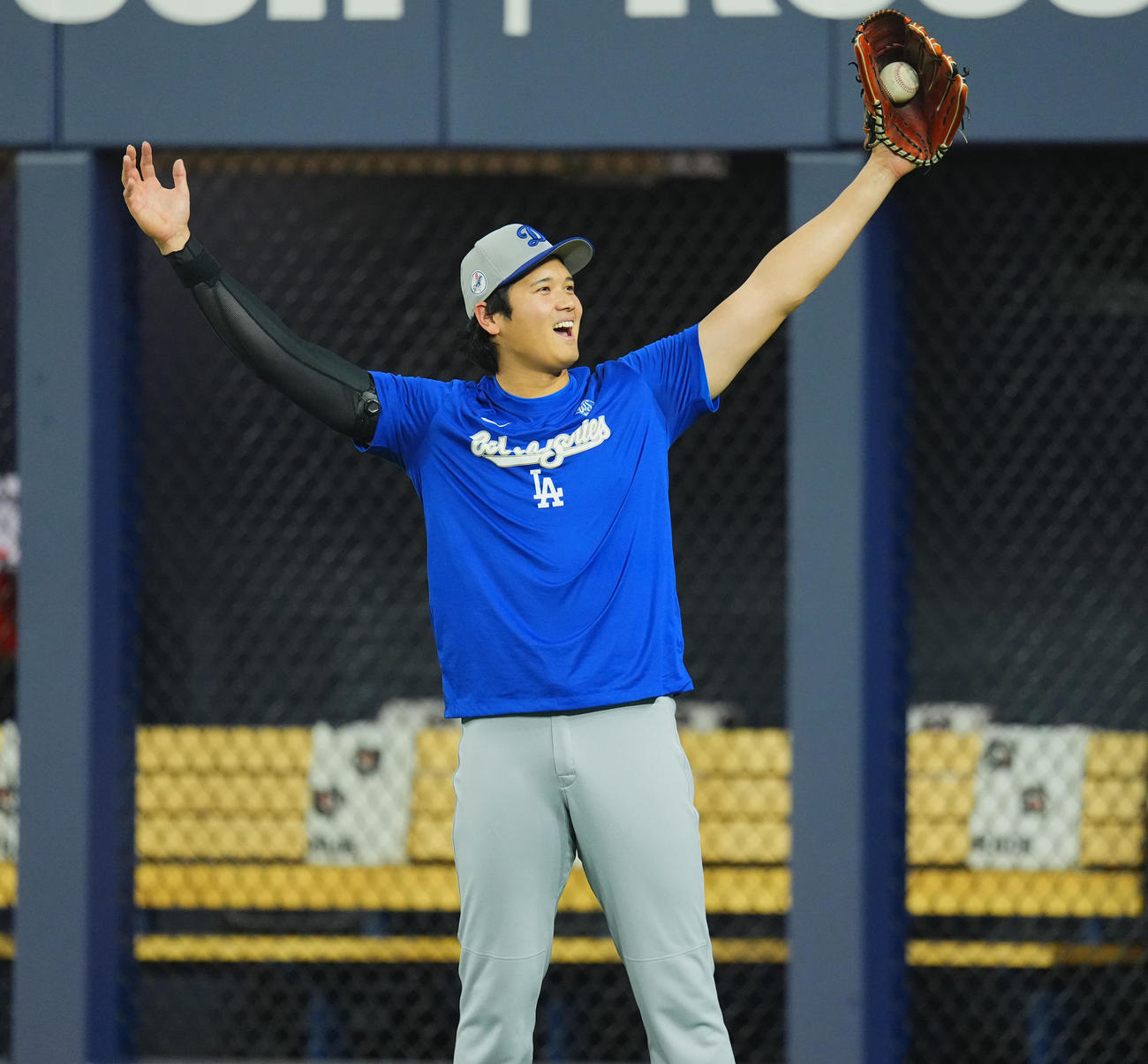 ワールドシリーズ第6戦　ブルージェイズ対ドジャース　試合前の練習中にファンをあおるドジャース大谷（撮影・菅敏）