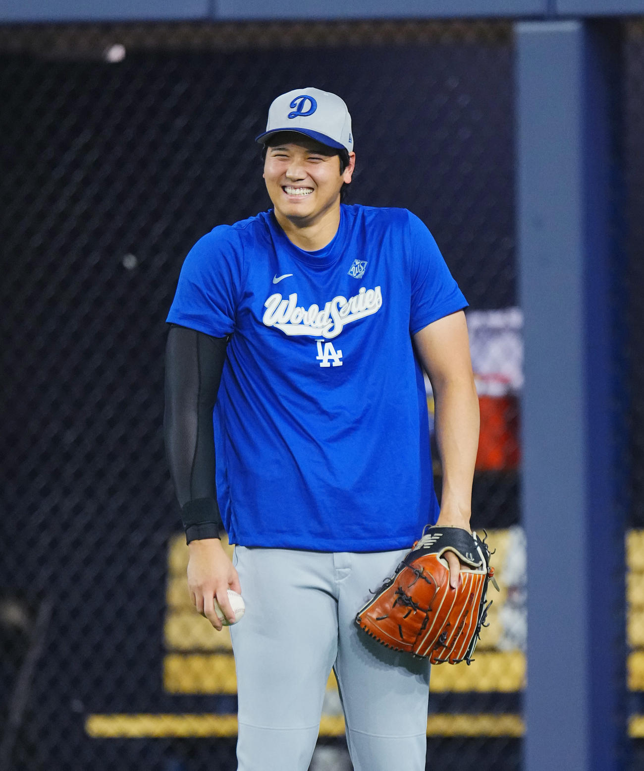 ブルージェイズ対ドジャース　試合前、笑顔で調整するドジャース大谷（撮影・菅敏）