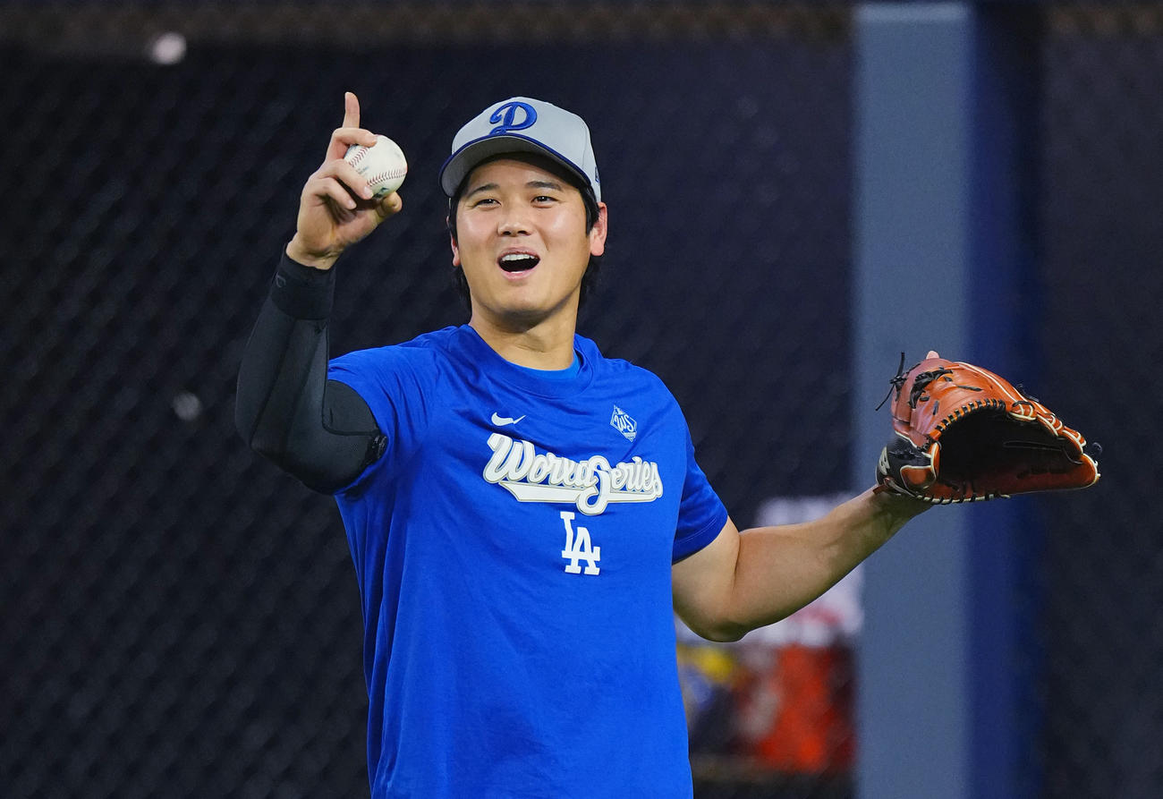 ブルージェイズ対ドジャース　試合前、笑顔で調整するドジャース大谷（撮影・菅敏）