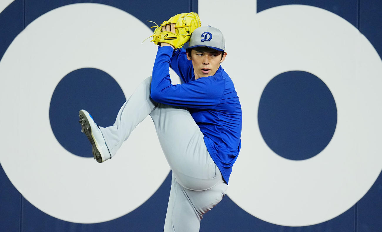ブルージェイズ対ドジャース　試合前、キャッチボールで調整するドジャース佐々木（撮影・菅敏）