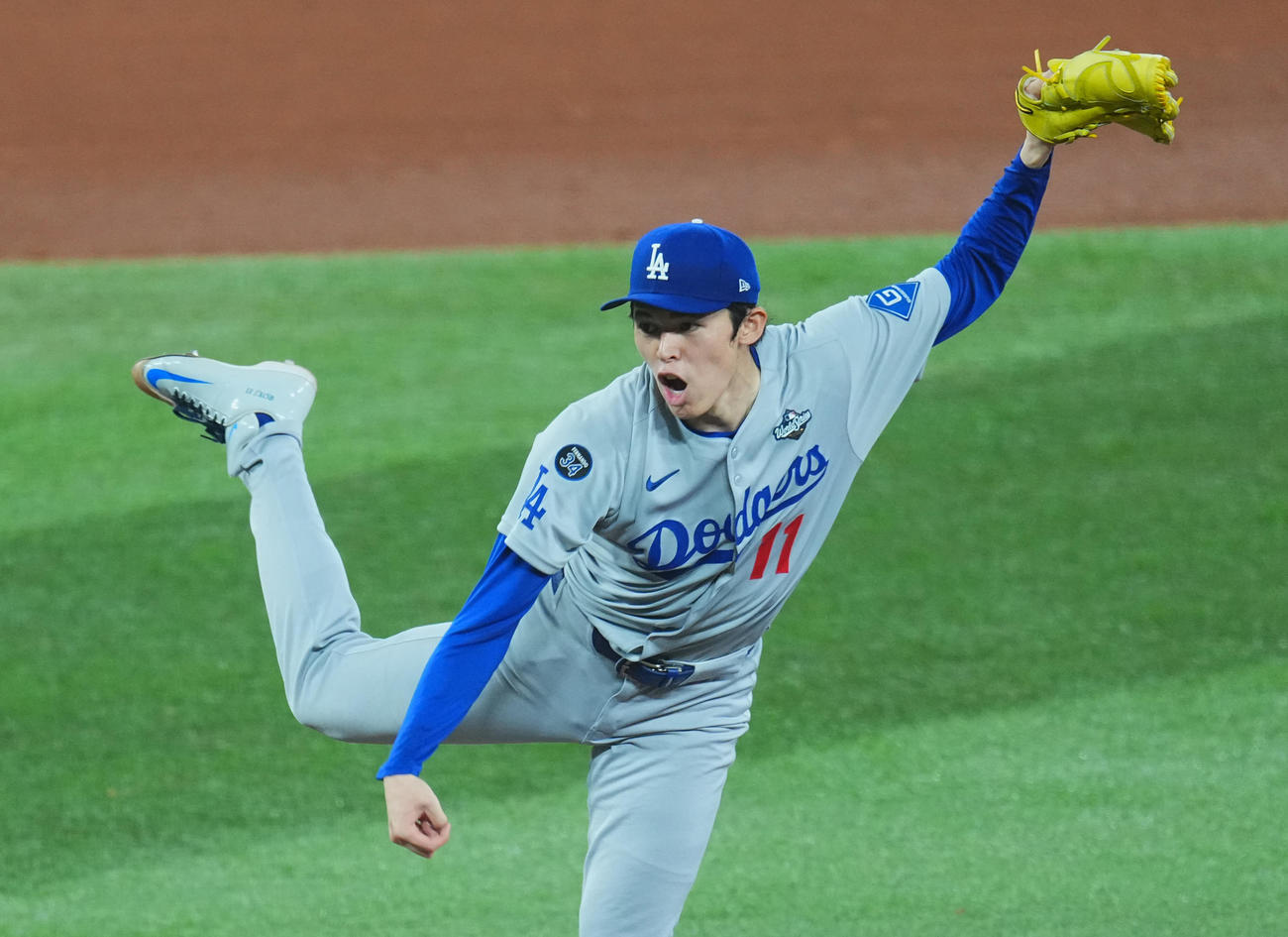 ワールドシリーズ第6戦　ブルージェイズ対ドジャース　8回に登板し、力投するドジャース佐々木（撮影・菅敏）