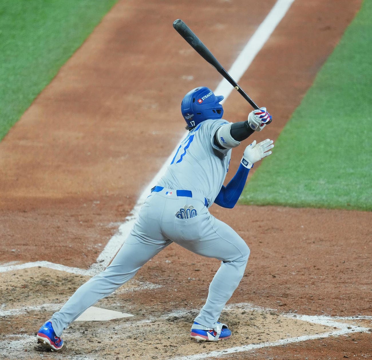 ブルージェイズ対ドジャース　8回表ドジャース1死、左二塁打を放つ大谷（撮影・菅敏）