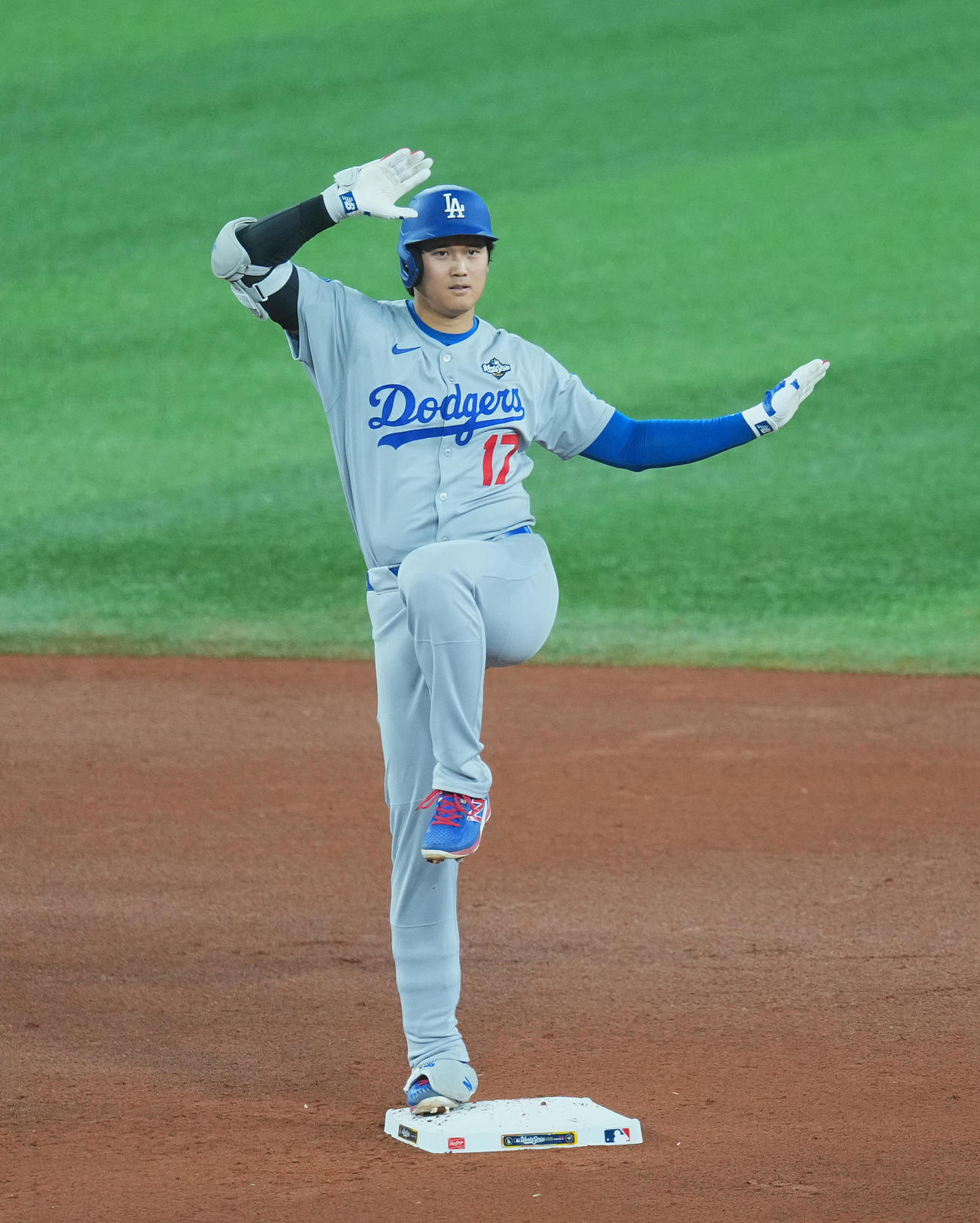 ブルージェイズ対ドジャース　8回表ドジャース1死、左二塁打を放ち、塁上でポーズをとる大谷（撮影・菅敏）