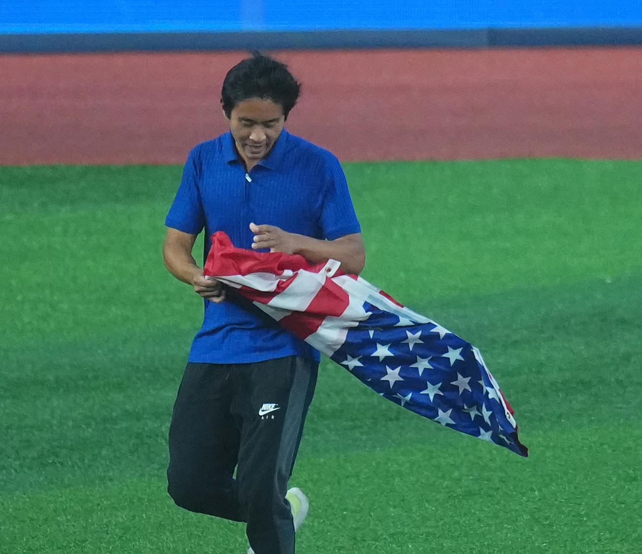 ブルージェイズ対ドジャース　乱入するファン（撮影・菅敏）