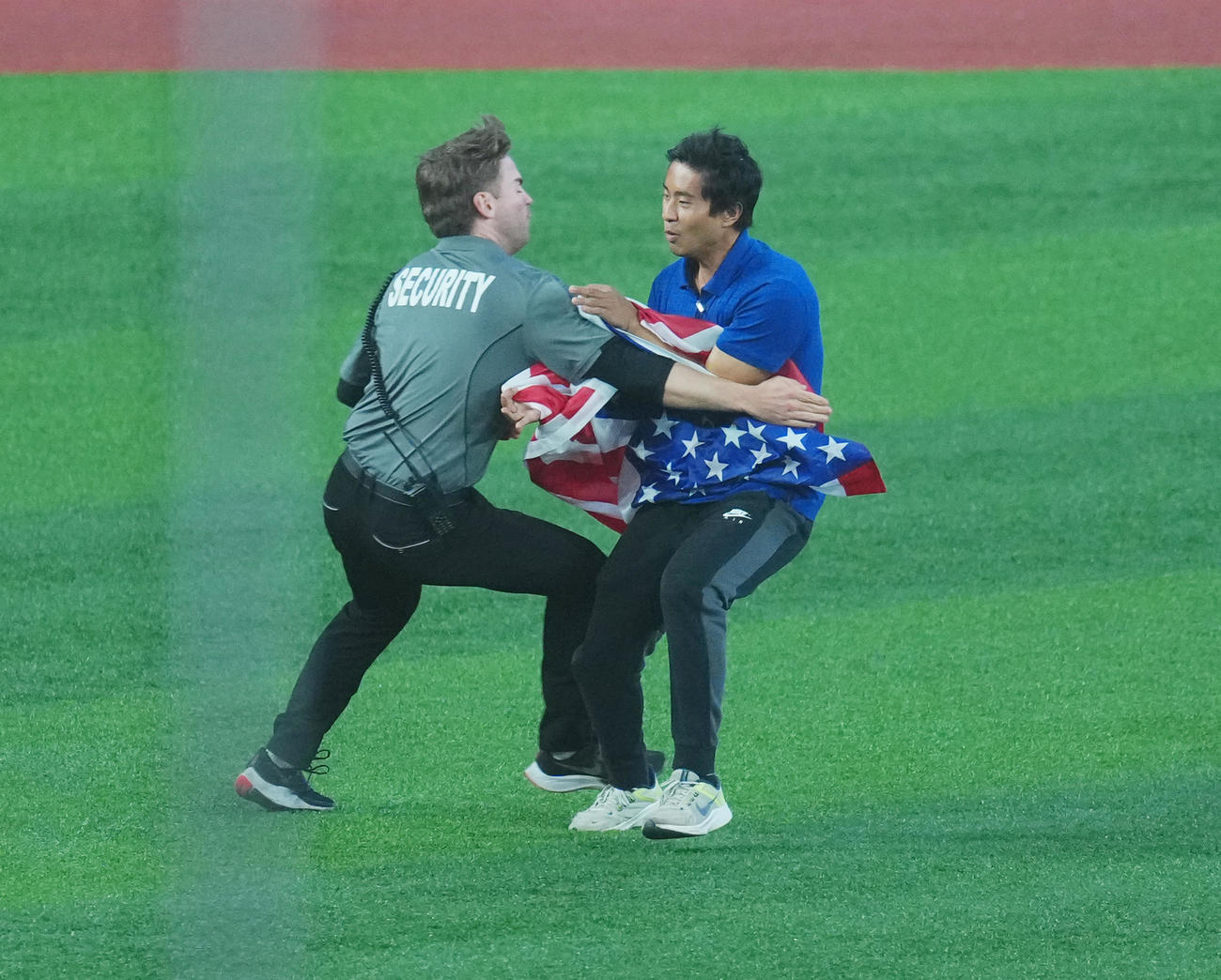 ブルージェイズ対ドジャース　乱入するファン（撮影・菅敏）