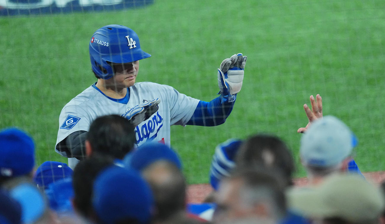 ブルージェイズ対ドジャース　3回表ドジャース2死満塁、ベッツの2点適時打で三塁から生還し、ベンチに迎える大谷（撮影・菅敏）