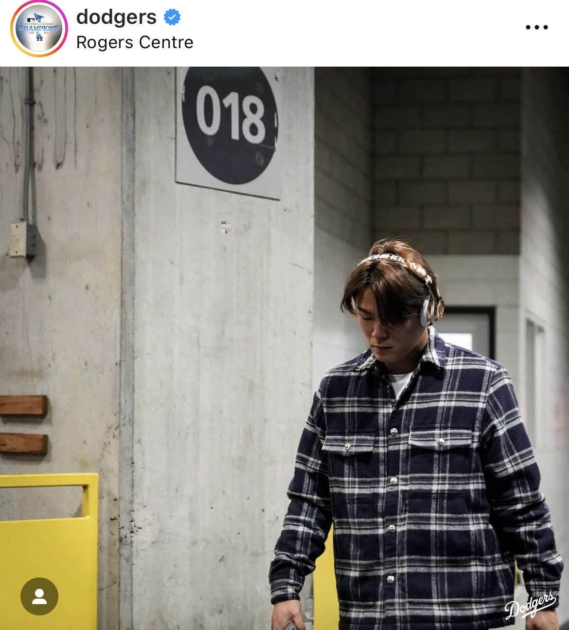 大谷翔平からもらったヘッドホンを装着し、球場入りする山本由伸（ドジャース公式インスタグラムから）