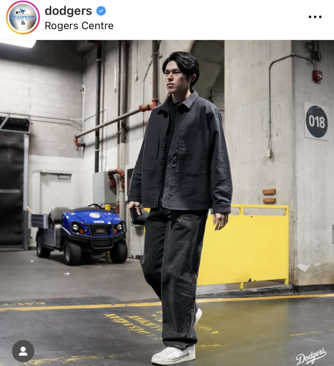 球場入りする佐々木朗希（ドジャース公式インスタグラムから）