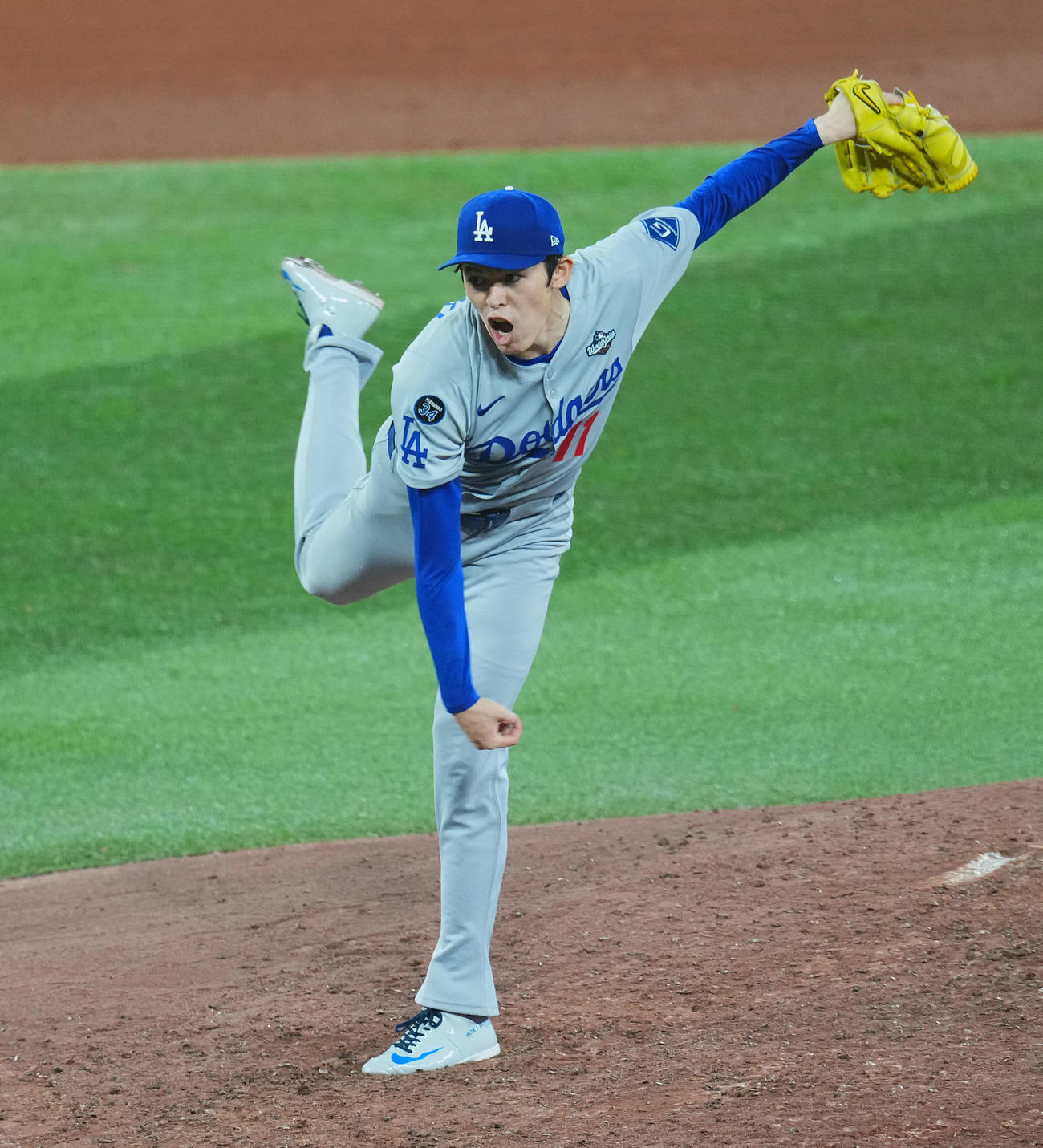 ワールドシリーズ第6戦　ブルージェイズ対ドジャース　8回に登板し、力投するドジャース佐々木（撮影・菅敏）