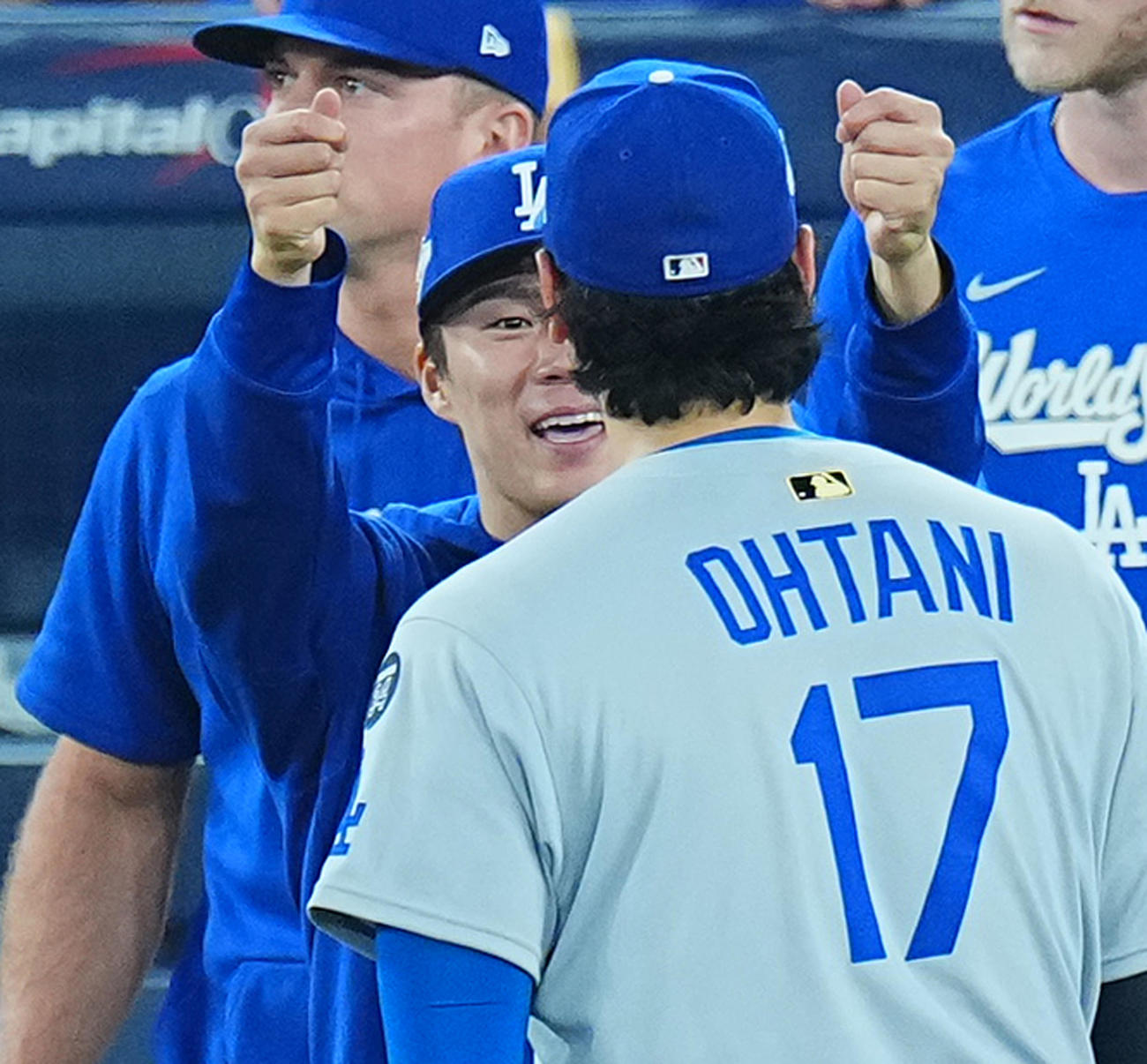 ブルージェイズ対ドジャース　世界一に逆王手をかけ、大谷（手前）に首飾りをかけるポーズをとる山本（撮影・菅敏）