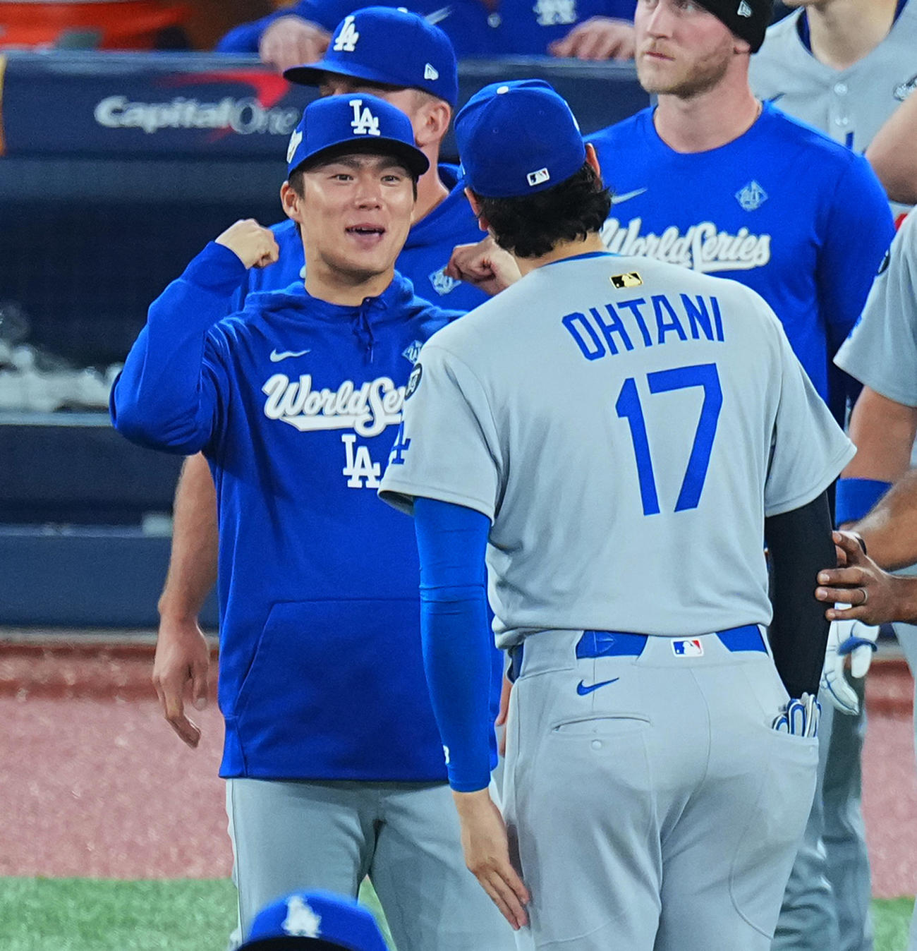 ブルージェイズ対ドジャース　世界一に逆王手をかけ、大谷（手前）に首飾りをかけるポーズをとる山本（撮影・菅敏）