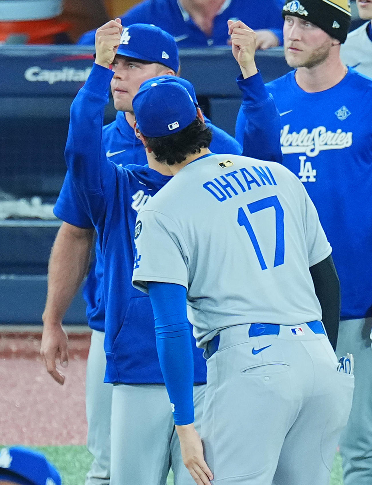 ブルージェイズ対ドジャース　世界一に逆王手をかけ、大谷（手前）に首飾りをかけるポーズをとる山本（撮影・菅敏）