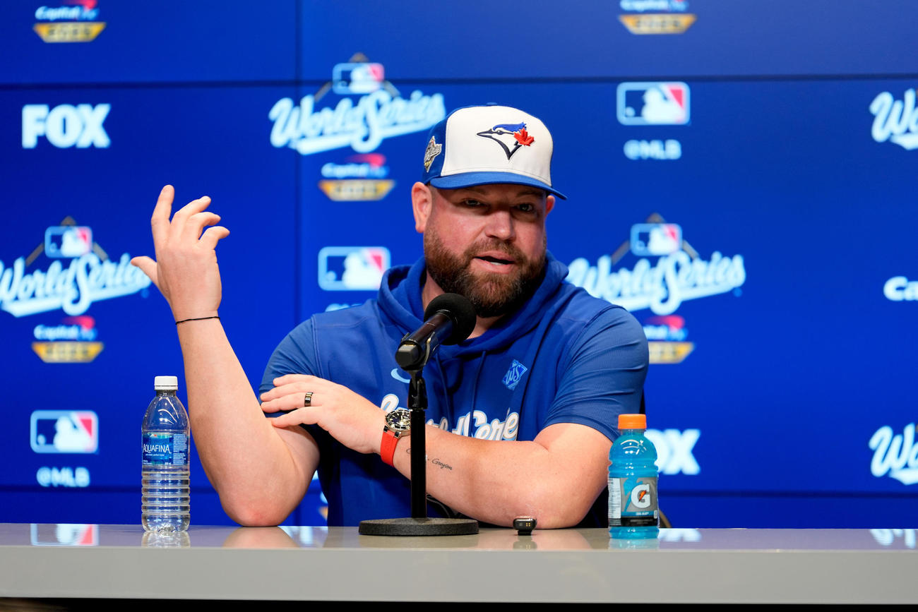 ワールドシリーズ第6戦の試合前に会見するブルージェイズ・シュナイダー監督（AP）