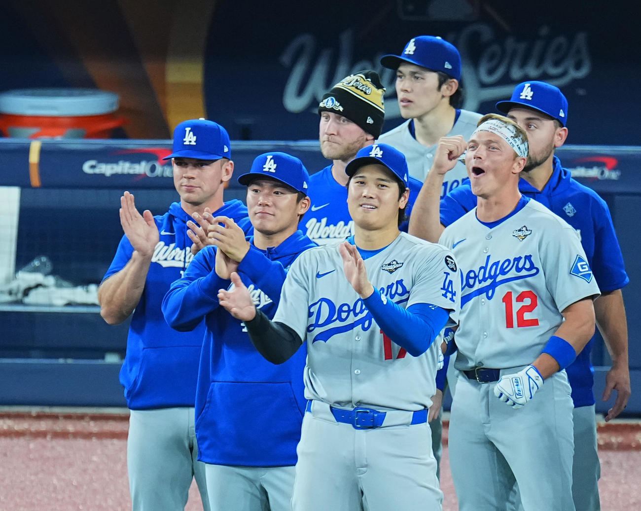 ブルージェイズ対ドジャース　世界一に逆王手をかけ、喜ぶ大谷（左から3人目）と山本左から2人目）（撮影・菅敏）