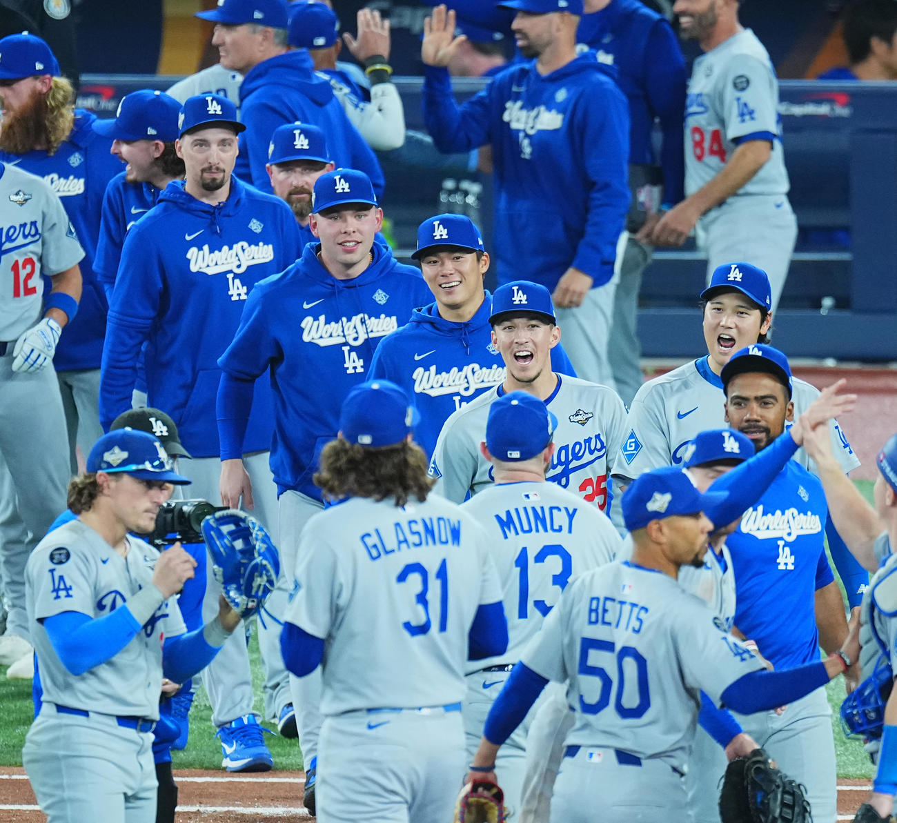 ブルージェイズ対ドジャース　世界一に逆王手をかけ、ナインとタッチをする山本（中央）、大谷（右から2人目）ら（撮影・菅敏）