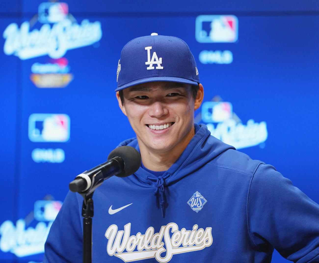 ブルージェイズ対ドジャース　世界一に逆王手をかけ、会見で笑顔を見せるドジャース山本（撮影・菅敏）