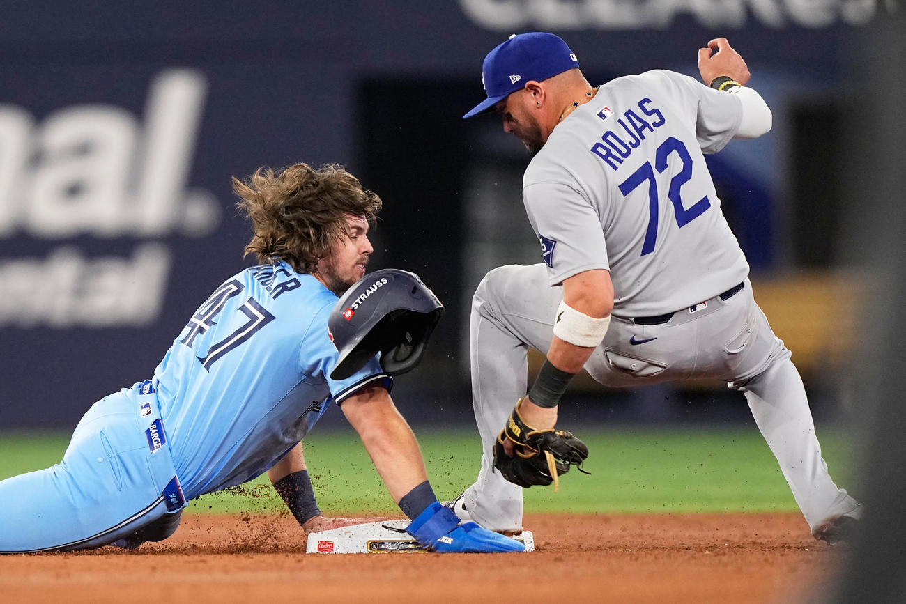 ドジャースのロハスがブルージェイズの飛び出した二走バージャーをフォースプレーでアウトにする（AP）