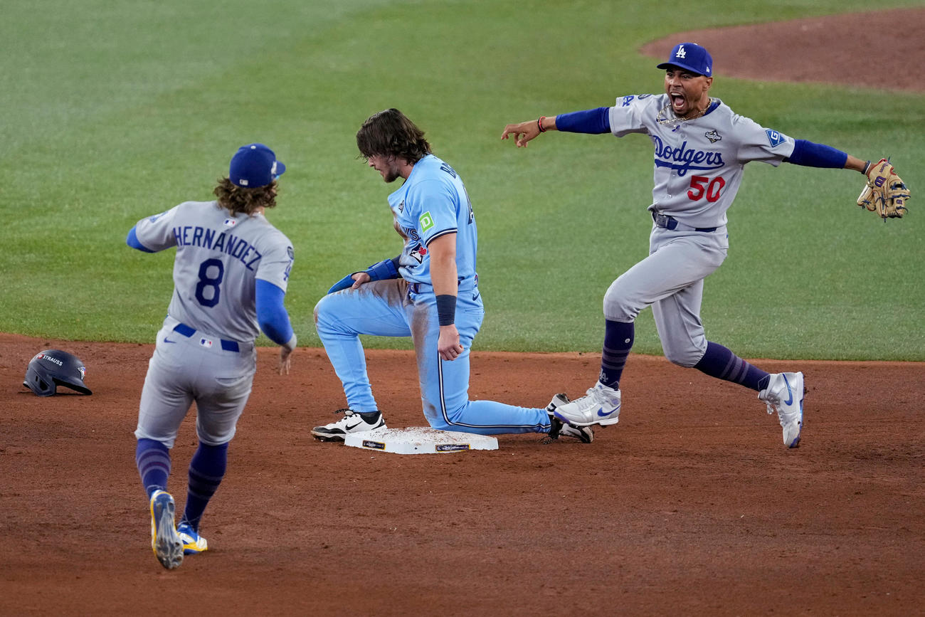 ドジャースのベッツとキケ・ヘルナンデスはブルージェイズの二走バージャーのアウトで勝利し喜び合う（AP）