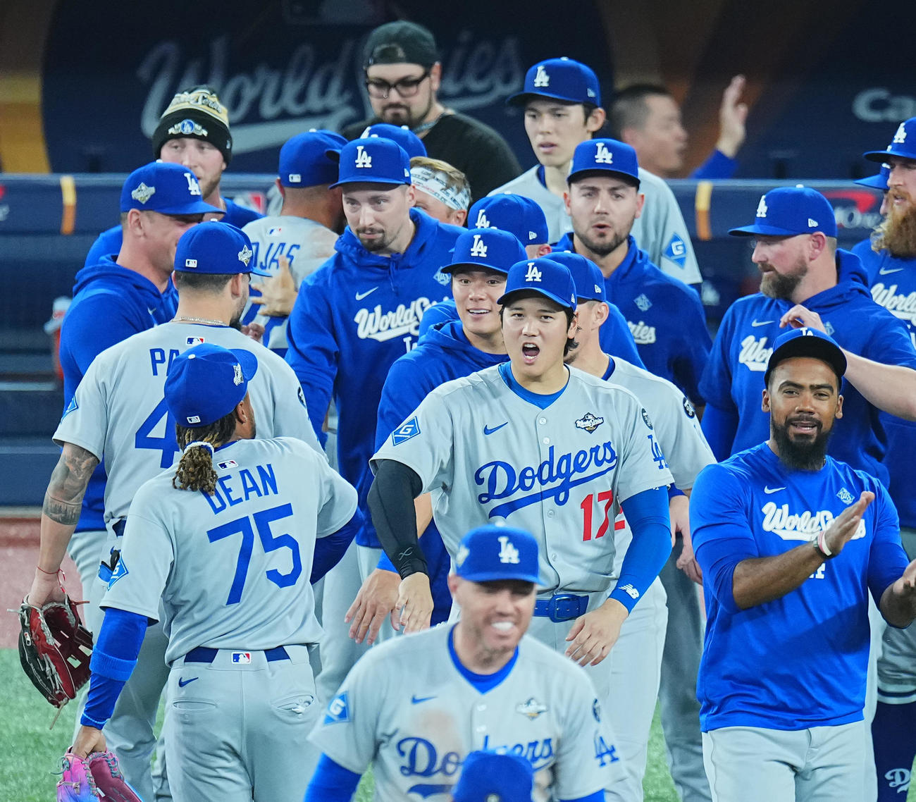 ブルージェイズ対ドジャース　世界一に逆王手をかけ、ナインとタッチをする山本（中央）、大谷（中央右）ら（撮影・菅敏）