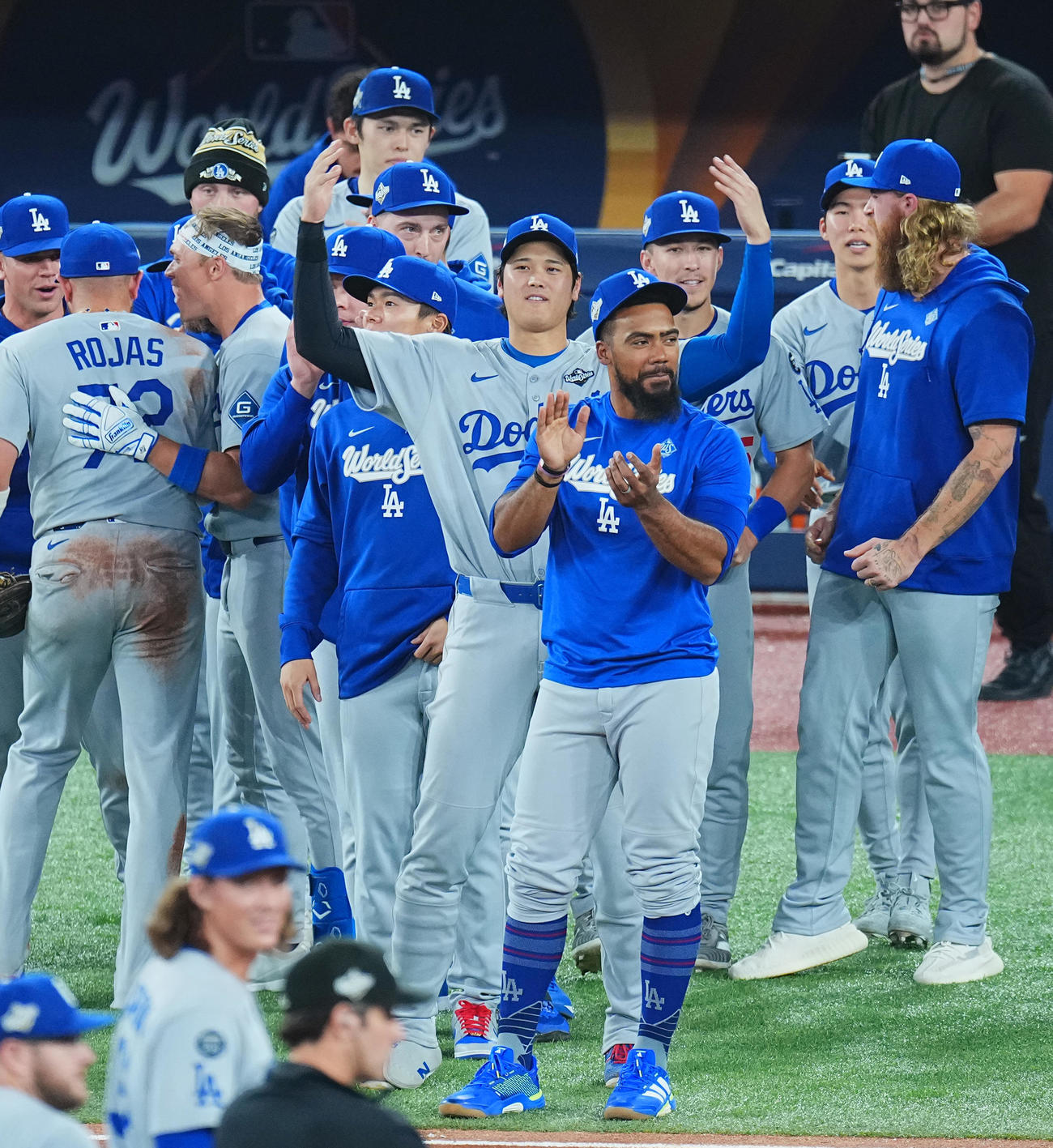 ブルージェイズ対ドジャース　世界一に逆王手をかけ、ナインをタッチで迎える大谷（中央）と山本（同左）（撮影・菅敏）