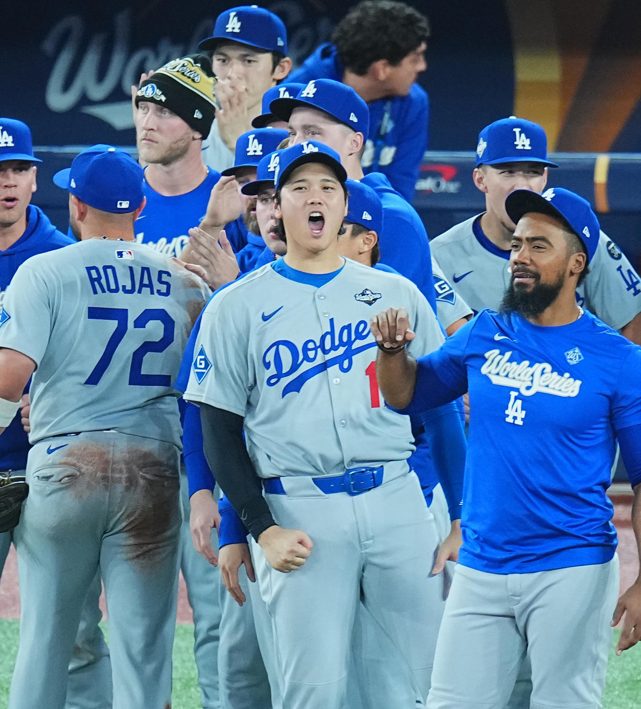 ブルージェイズ対ドジャース　世界一に逆王手をかけ、雄たけびを上げる大谷（中央）（撮影・菅敏）