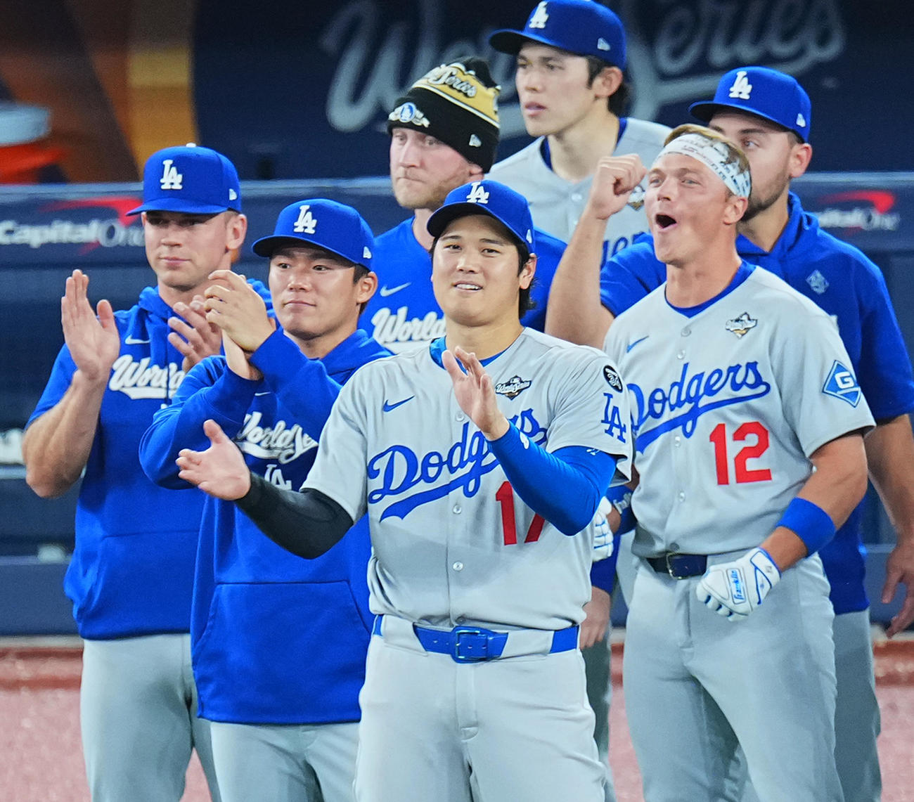ブルージェイズ対ドジャース　世界一に逆王手をかけ、喜ぶ大谷（左から3人目）と山本（左から2人目）（撮影・菅敏）