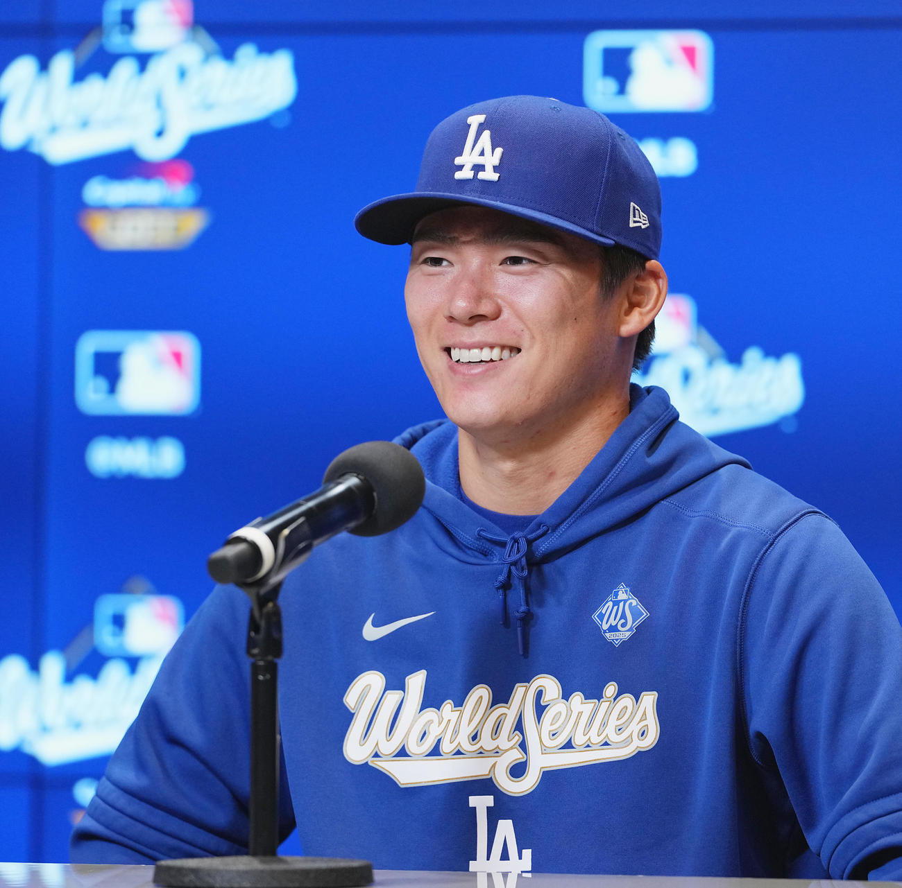 ブルージェイズ対ドジャース　世界一に逆王手をかけ、会見で笑顔を見せるドジャース山本（撮影・菅敏）